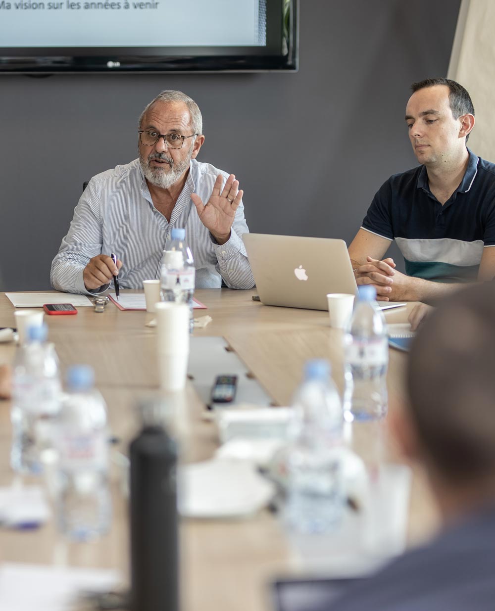 réunion Synergies Le fondateur et un membre de l'équipe Synergie en salle de réunions