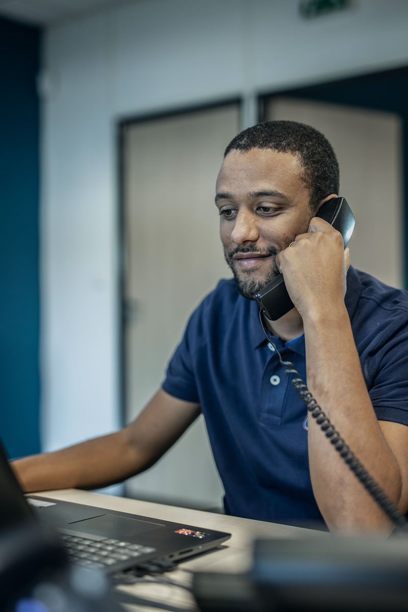 Technicien Synergies Tech au téléphone lors de téléassistance