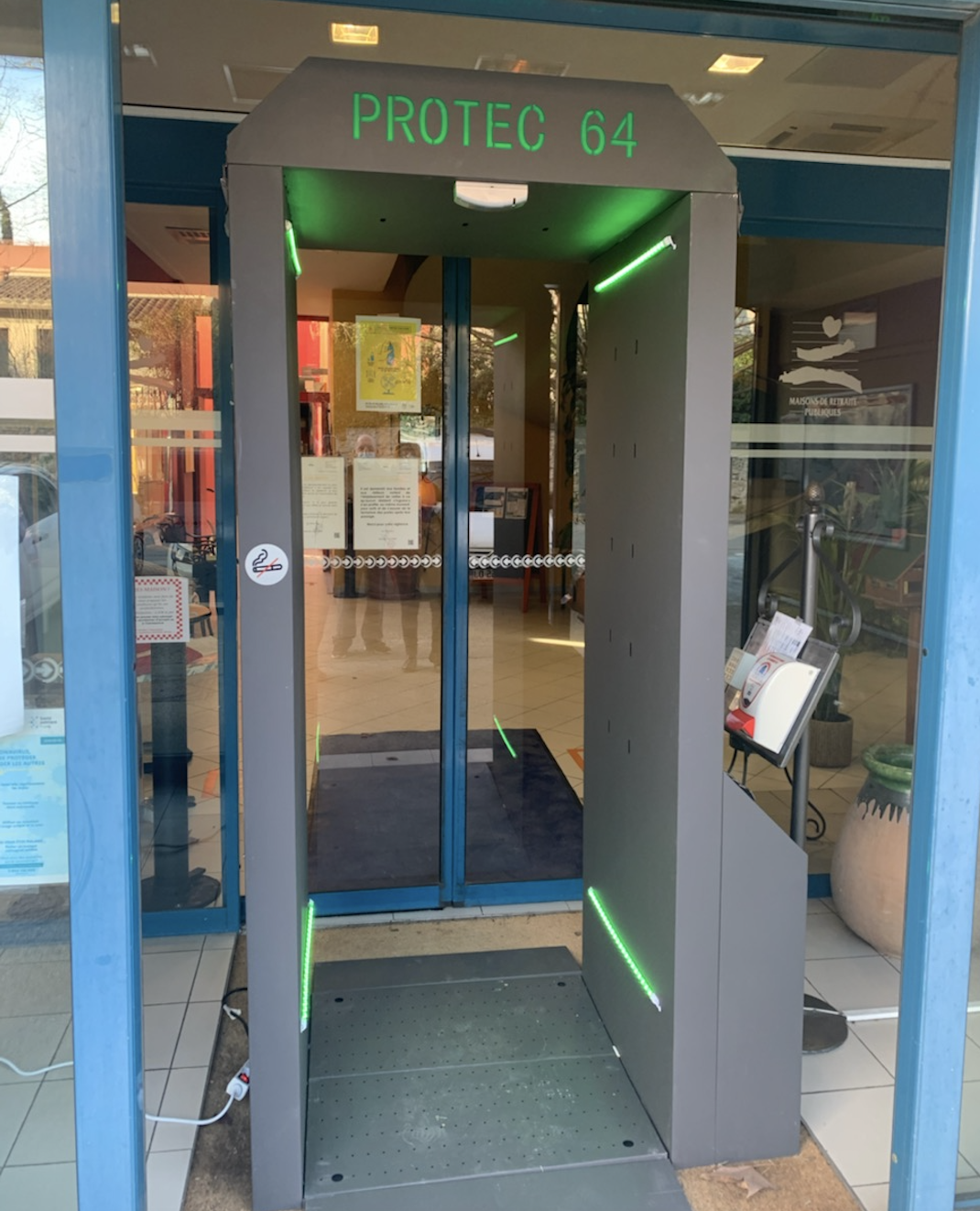 Protec 64 Ehpad Maintenance automate installé dans la vitrine d'une pharmacie