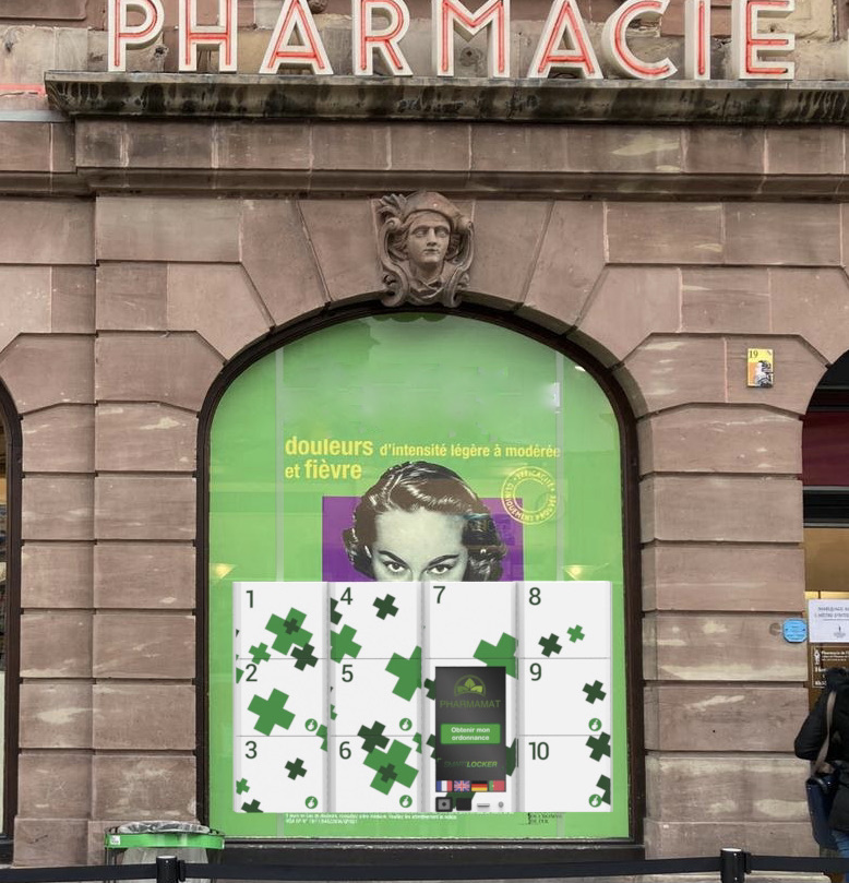 Distrubuteur automatique de médicament sur la vitrine d'une pharmacie