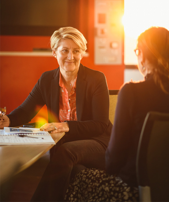 service-relation-client Stéphanie, responsable de la gestion client chez Synergies Tech